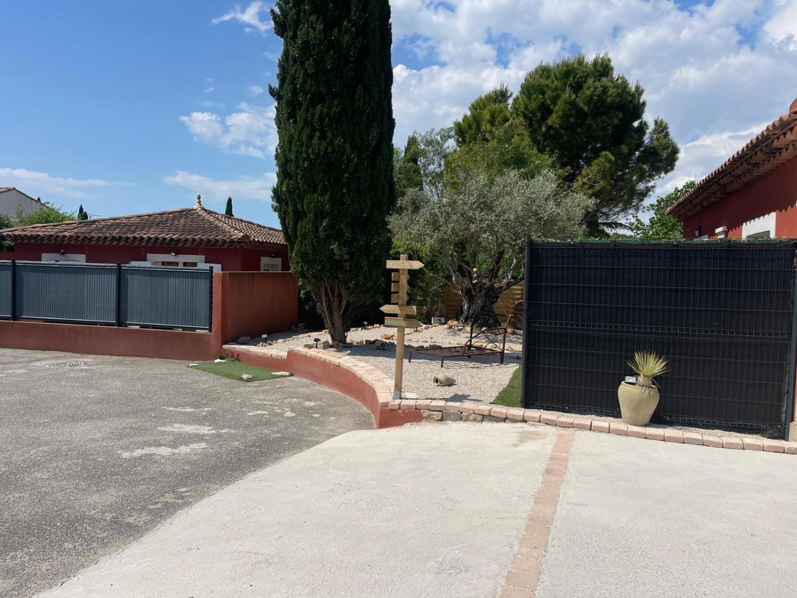 La Casa Bella Aparthotel Gignac-la-Nerthe Екстериор снимка